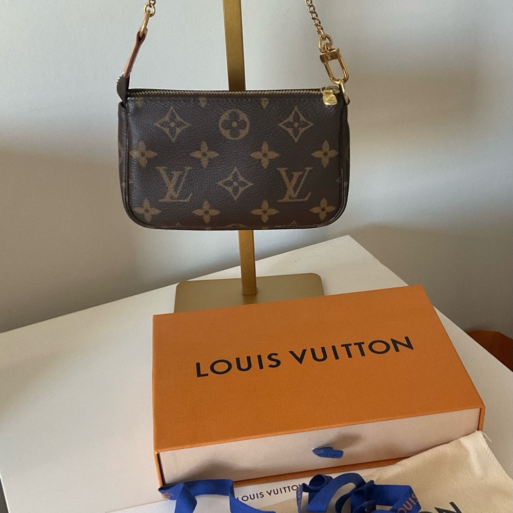 Louis Vuitton Mini Pochette Accessoires – Made in France - Picture 9 of 11